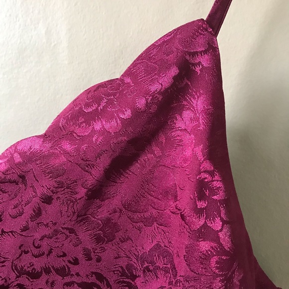 Scalloped V-Neck Camisole - Picture 4 of 5